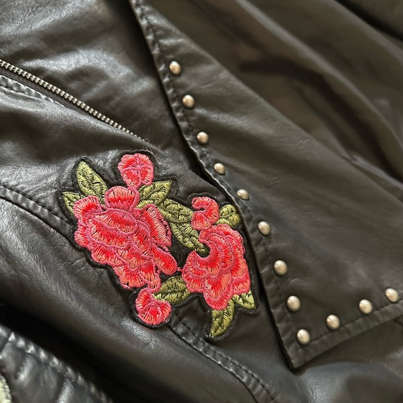 Embroidered leather jacket. - Picture 8 of 11